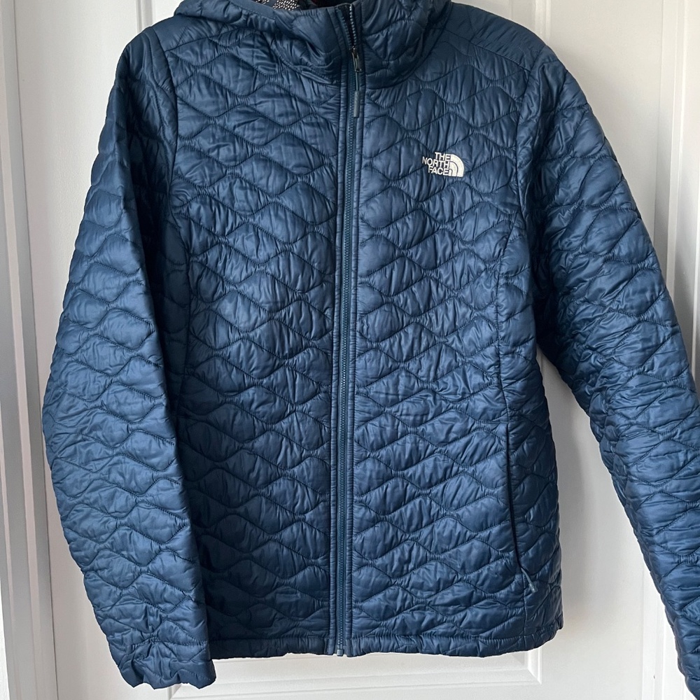 North Face Thermoball Winter Jacket - Picture 6 of 8